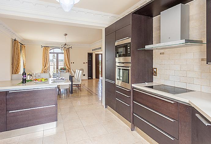 Equipped kitchen . - Villa Brigitte . (Galerie de photos) }}