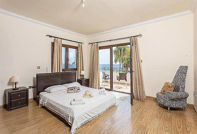 Double bedroom with en suite bathroom, A/C, sea views, and balcony access . - Villa Brigitte . (Photo Gallery) }}