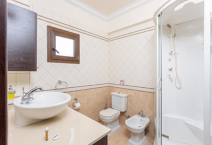 En suite bathroom with shower . - Villa Brigitte . (Galleria fotografica) }}