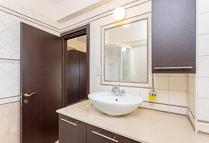 En suite bathroom with shower . - Villa Brigitte . (Fotogalerie) }}