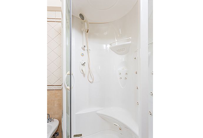 En suite bathroom with shower . - Villa Brigitte . (Galerie de photos) }}