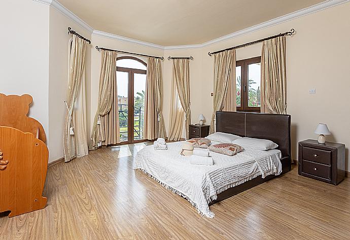 Double bedroom with A/C and sea views . - Villa Brigitte . (Photo Gallery) }}