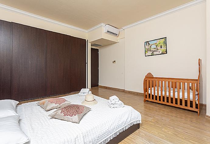 Double bedroom with A/C and sea views . - Villa Brigitte . (Photo Gallery) }}