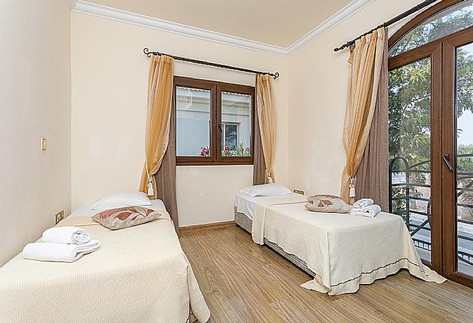 Twin bedroom with A/C . - Villa Brigitte . (Fotogalerie) }}