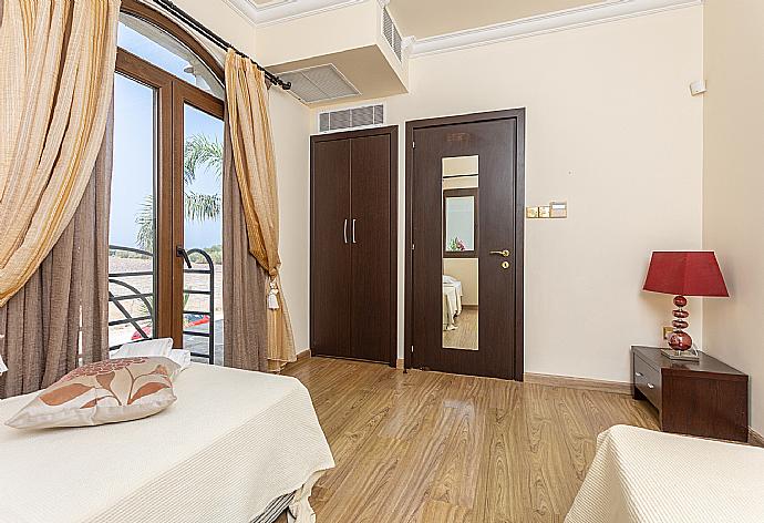 Twin bedroom with A/C . - Villa  Elysia . (Photo Gallery) }}