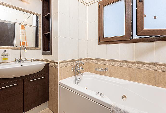 Family bathroom with bath and shower . - Villa Brigitte . (Fotogalerie) }}