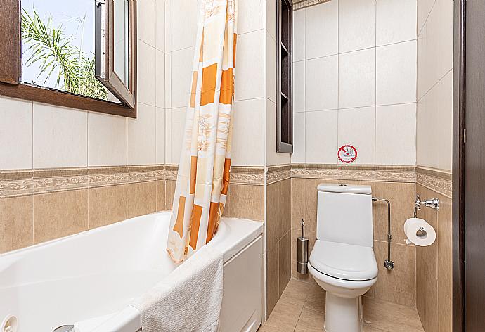 Family bathroom with bath and shower . - Villa  Elysia . (Photo Gallery) }}