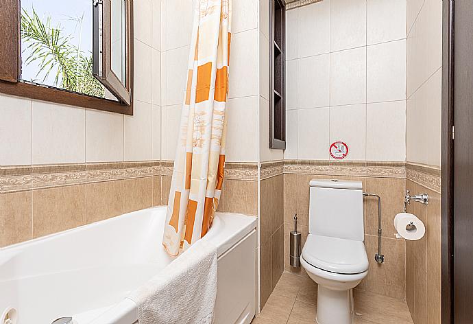 Family bathroom with bath and shower . - Villa Brigitte . (Fotogalerie) }}