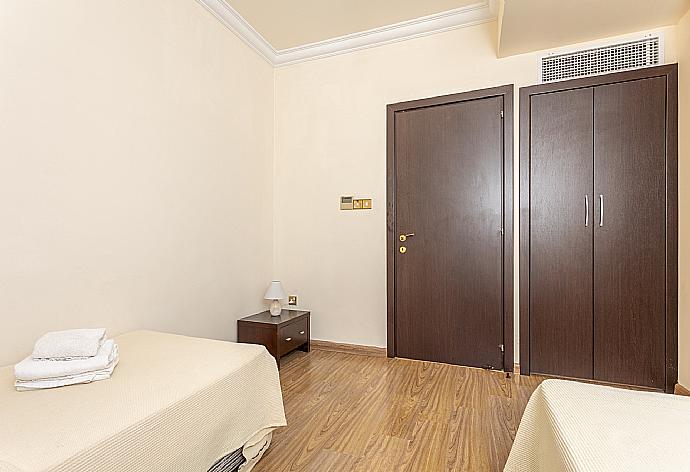 Twin bedroom with A/C . - Villa  Elysia . (Photo Gallery) }}