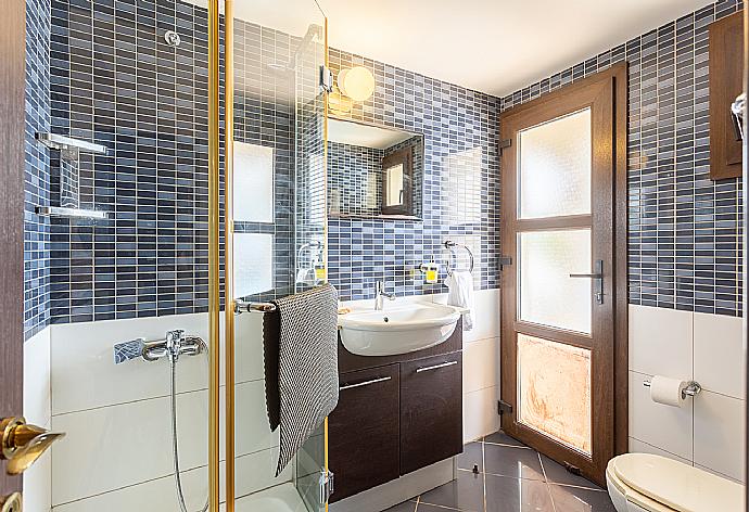 Family bathroom with shower . - Villa Brigitte . (Galerie de photos) }}