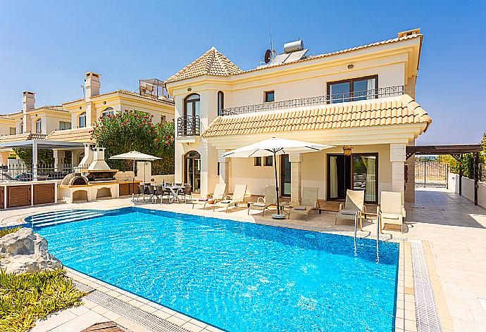 Beautiful villa with private pool, jacuzzi, terrace, and garden with sea views . - Villa Brigitte . (Galería de imágenes) }}