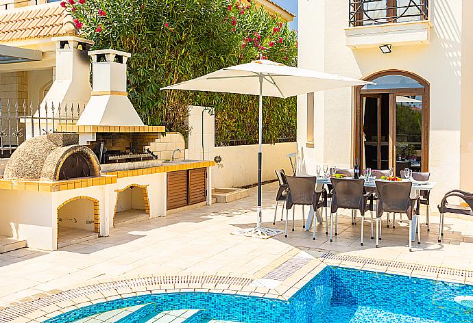 Terrace area with BBQ . - Villa Brigitte . (Galerie de photos) }}