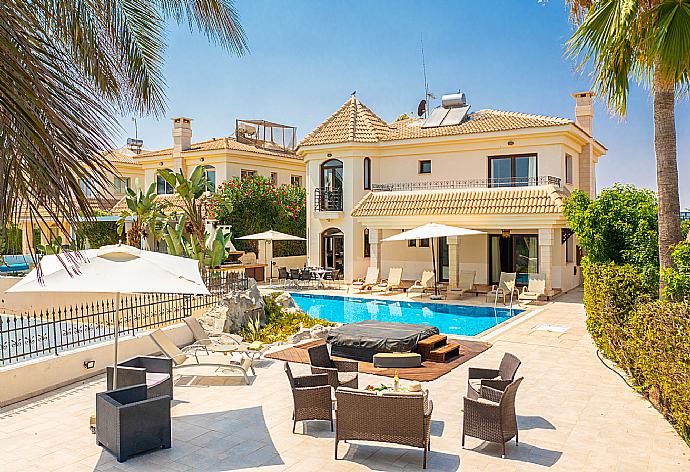 Beautiful villa with private pool, jacuzzi, terrace, and garden with sea views . - Villa Brigitte . (Fotogalerie) }}