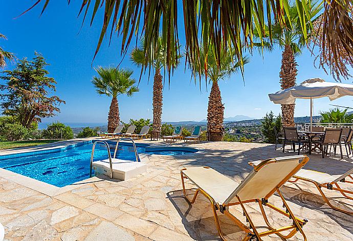 Private pool and terrace with sea views . - Villa Astro . (Fotogalerie) }}