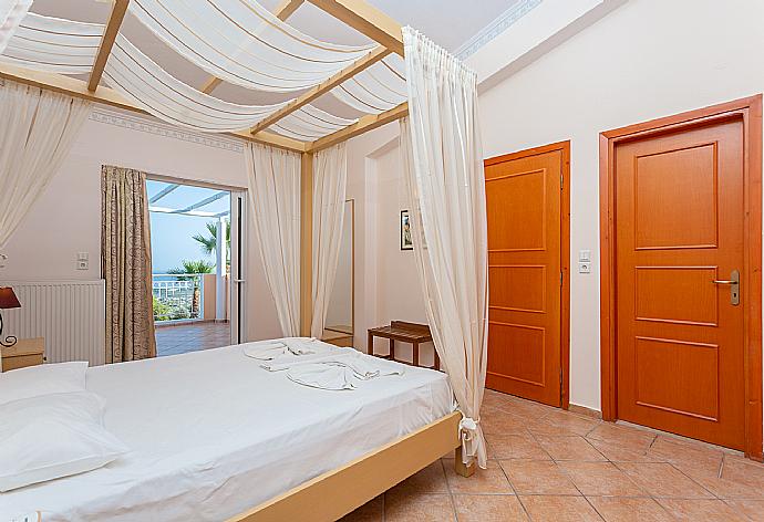 Double bedroom with en suite bathroom, A/C, and balcony access . - Villa Astro . (Fotogalerie) }}