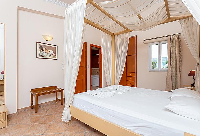 Double bedroom with en suite bathroom, A/C, and balcony access . - Villa Astro . (Galleria fotografica) }}