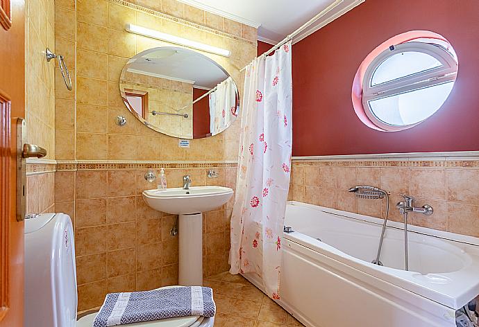 En suite bathroom with bath and shower . - Villa Astro . (Галерея фотографий) }}