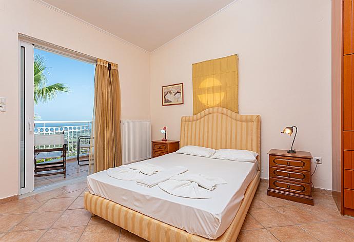 Double bedroom with en suite bathroom, A/C, and balcony access . - Villa Astro . (Galería de imágenes) }}