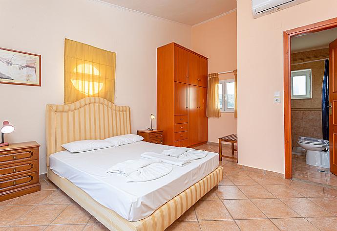 Double bedroom with en suite bathroom, A/C, and balcony access . - Villa Astro . (Fotogalerie) }}