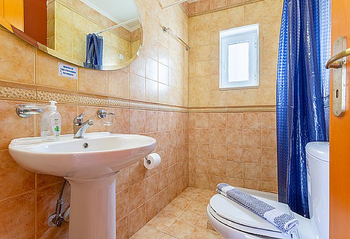 En suite bathroom with shower . - Villa Astro . (Galleria fotografica) }}