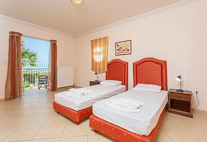 Twin bedroom with A/C and terrace access . - Villa Astro . (Galleria fotografica) }}