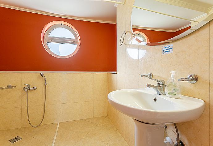 Family bathroom with shower . - Villa Astro . (Fotogalerie) }}