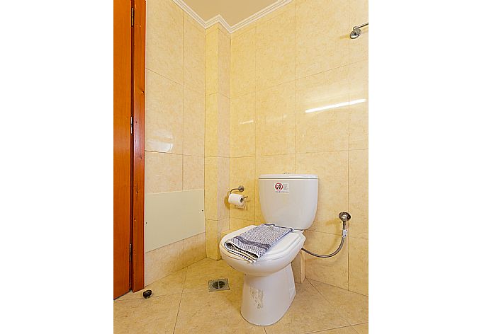 Family bathroom with shower . - Villa Astro . (Fotogalerie) }}