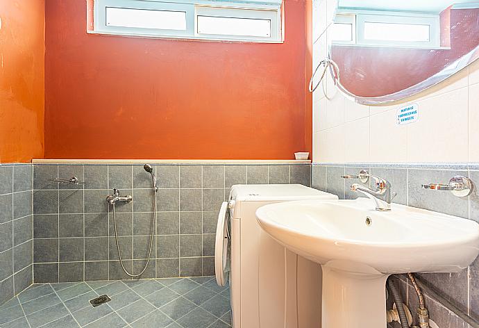 Family bathroom with shower . - Villa Astro . (Fotogalerie) }}