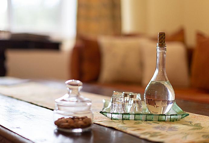 Living room with decor  . - Villa Armi . (Fotogalerie) }}