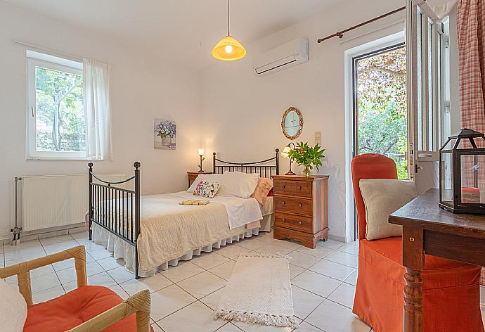 Double bedroom on ground floor with A/C and terrace access . - Villa Armi . (Galleria fotografica) }}