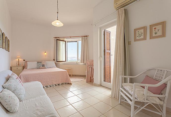 Double bedroom on first floor with A/C and balcony access . - Villa Armi . (Fotogalerie) }}