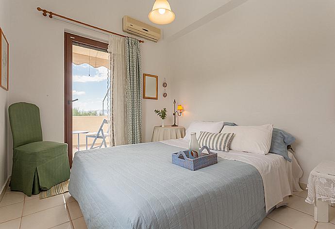 Double bedroom on first floor with A/C and balcony access . - Villa Armi . (Galería de imágenes) }}