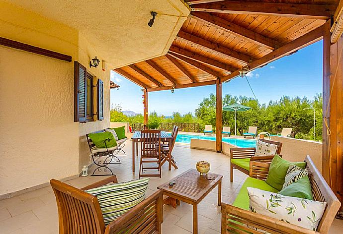 Sheltered terrace with outdoor seating . - Villa Armi . (Galería de imágenes) }}