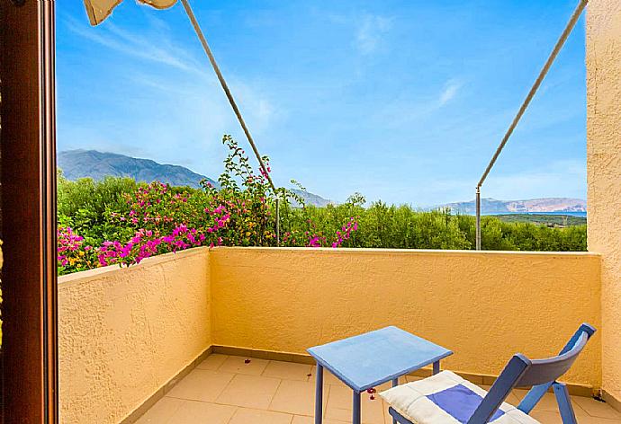 Balcony . - Villa Armi . (Fotogalerie) }}