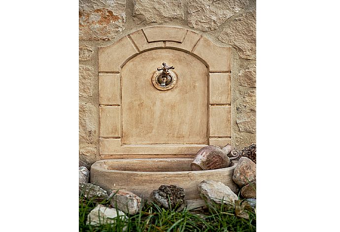 Outdoor water tap  . - Villa Armi . (Galería de imágenes) }}