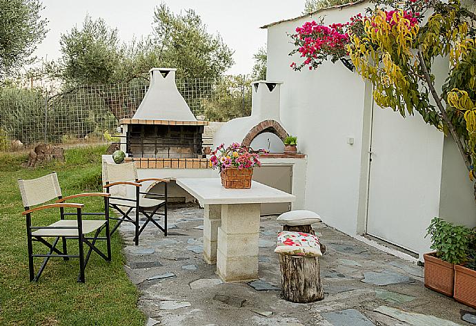 Outdoor dining with BBQ  . - Villa Armi . (Galerie de photos) }}