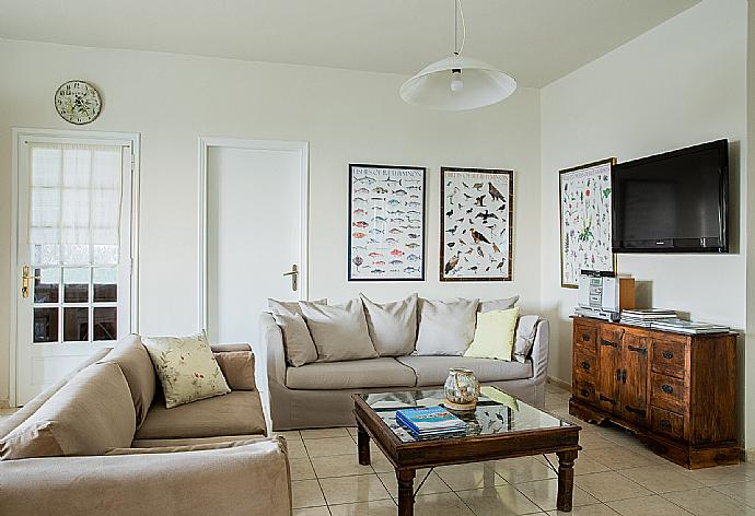 Living room with decor  . - Villa Armi . (Galería de imágenes) }}