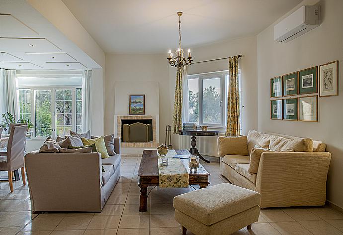 Living room with decor  . - Villa Armi . (Fotogalerie) }}