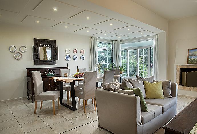 Living room with indoor dining  . - Villa Armi . (Galería de imágenes) }}