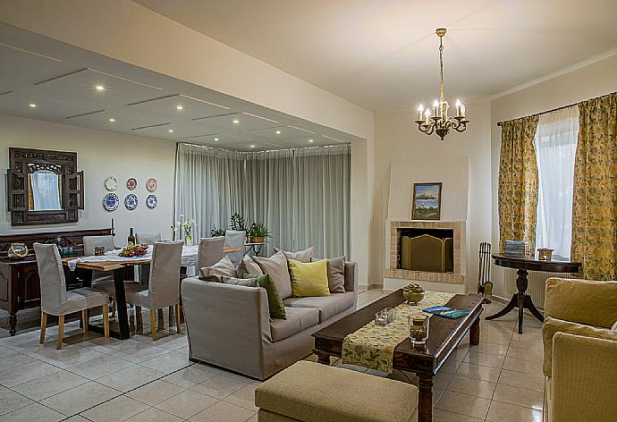 Living room with indoor dining  . - Villa Armi . (Fotogalerie) }}