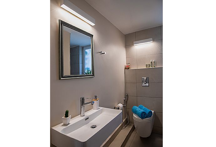 Family bathroom  . - Villa Armi . (Photo Gallery) }}