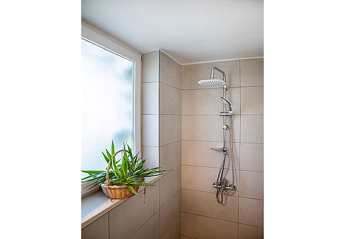 Family bathroom with shower . - Villa Armi . (Fotogalerie) }}