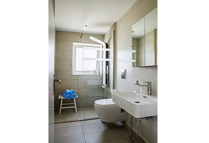 Family bathroom with shower . - Villa Armi . (Galleria fotografica) }}