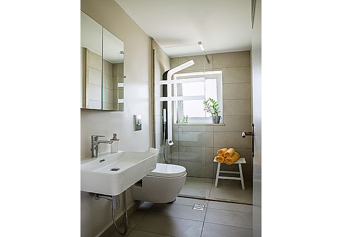 Family bathroom with shower . - Villa Armi . (Galleria fotografica) }}