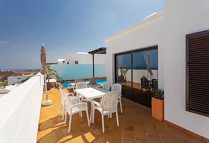 Terrace with outdoor dining area . - Villa Princesa Guayarmina . (Galería de imágenes) }}