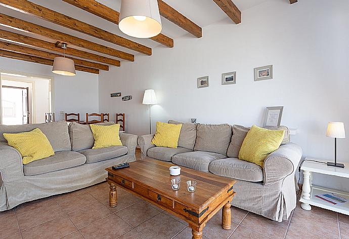 Open-plan living room with dining area, WiFi internet, satellite TV, and terrace access . - Villa Princesa Guayarmina . (Galería de imágenes) }}