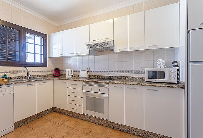 Equipped kitchen . - Villa Princesa Guayarmina . (Galería de imágenes) }}