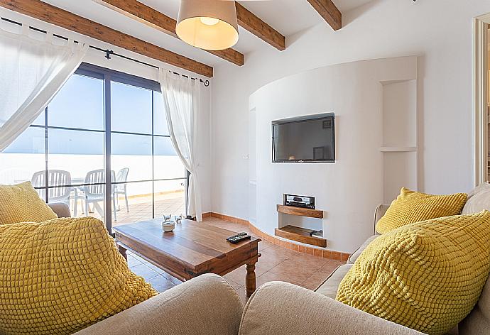 Open-plan living room with dining area, WiFi internet, satellite TV, and terrace access . - Villa Princesa Guayarmina . (Galería de imágenes) }}