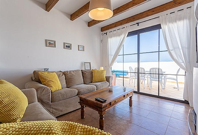 Open-plan living room with dining area, WiFi internet, satellite TV, and terrace access . - Villa Princesa Guayarmina . (Galería de imágenes) }}