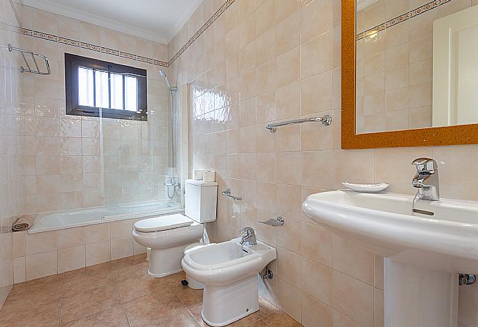 Family bathroom with overhead shower . - Villa Princesa Guayarmina . (Galería de imágenes) }}